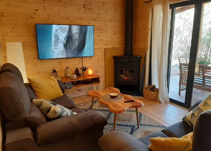 Del Bosque Cerca De *