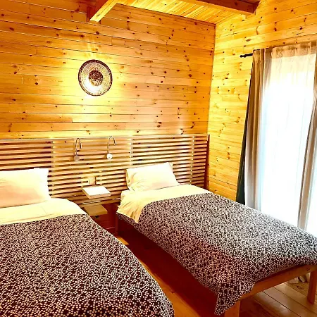 Del Bosque Cerca De *