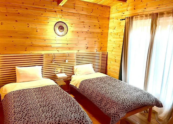 Del Bosque Cerca De *